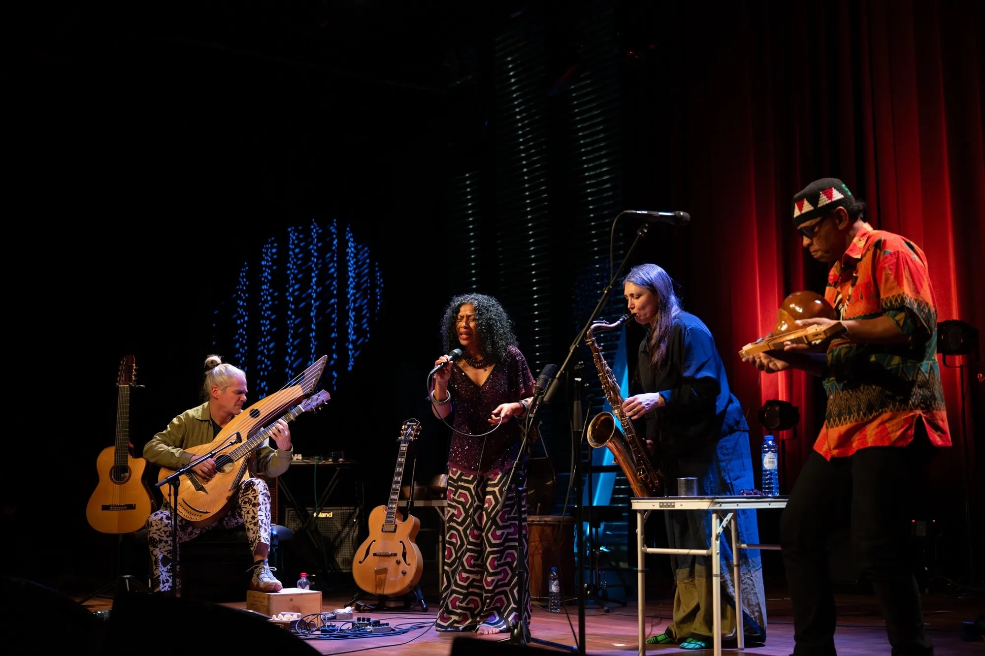 Monica Akihary met de bronzen wisselsculptuur 'John Coltrane'. Foto: © Claudia Hansen