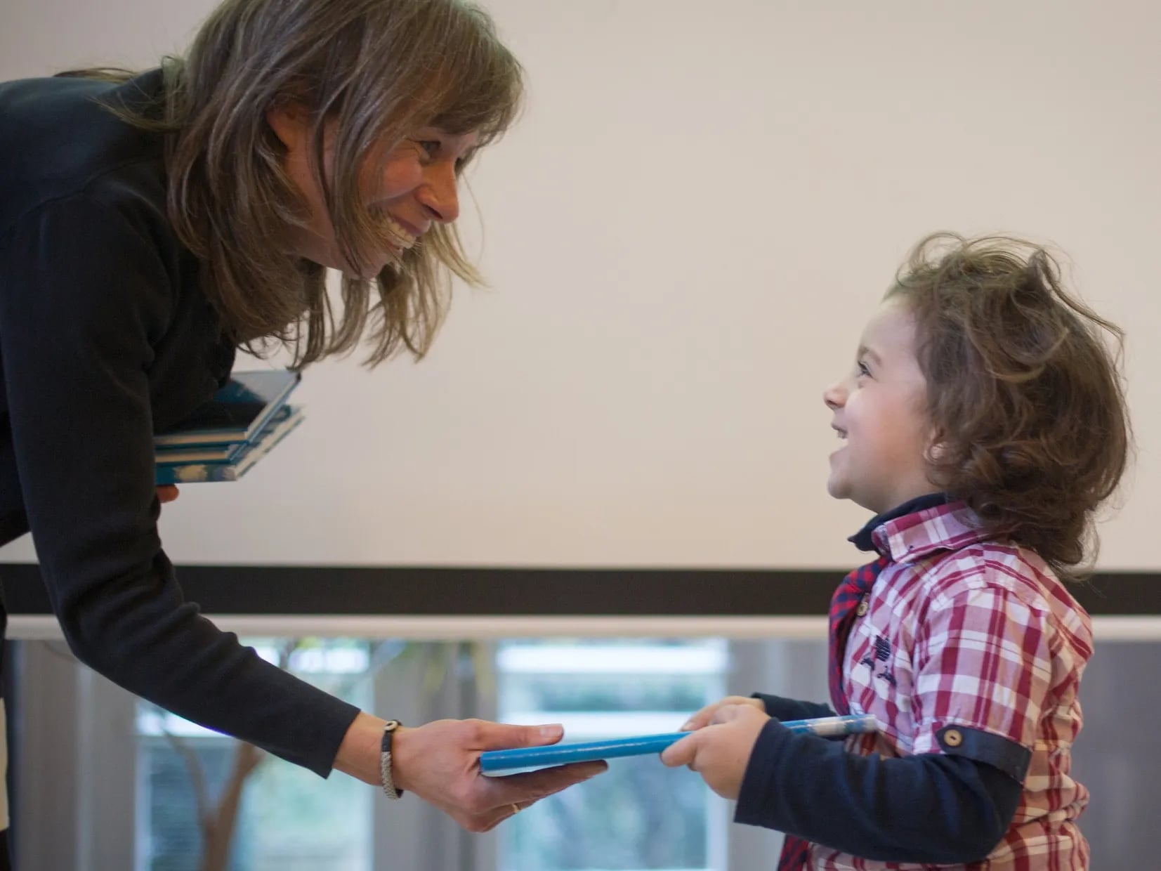Marit Törnqvist overhandigt 'Een boek voor jou' | Beeld: © Annelies van der Vegt