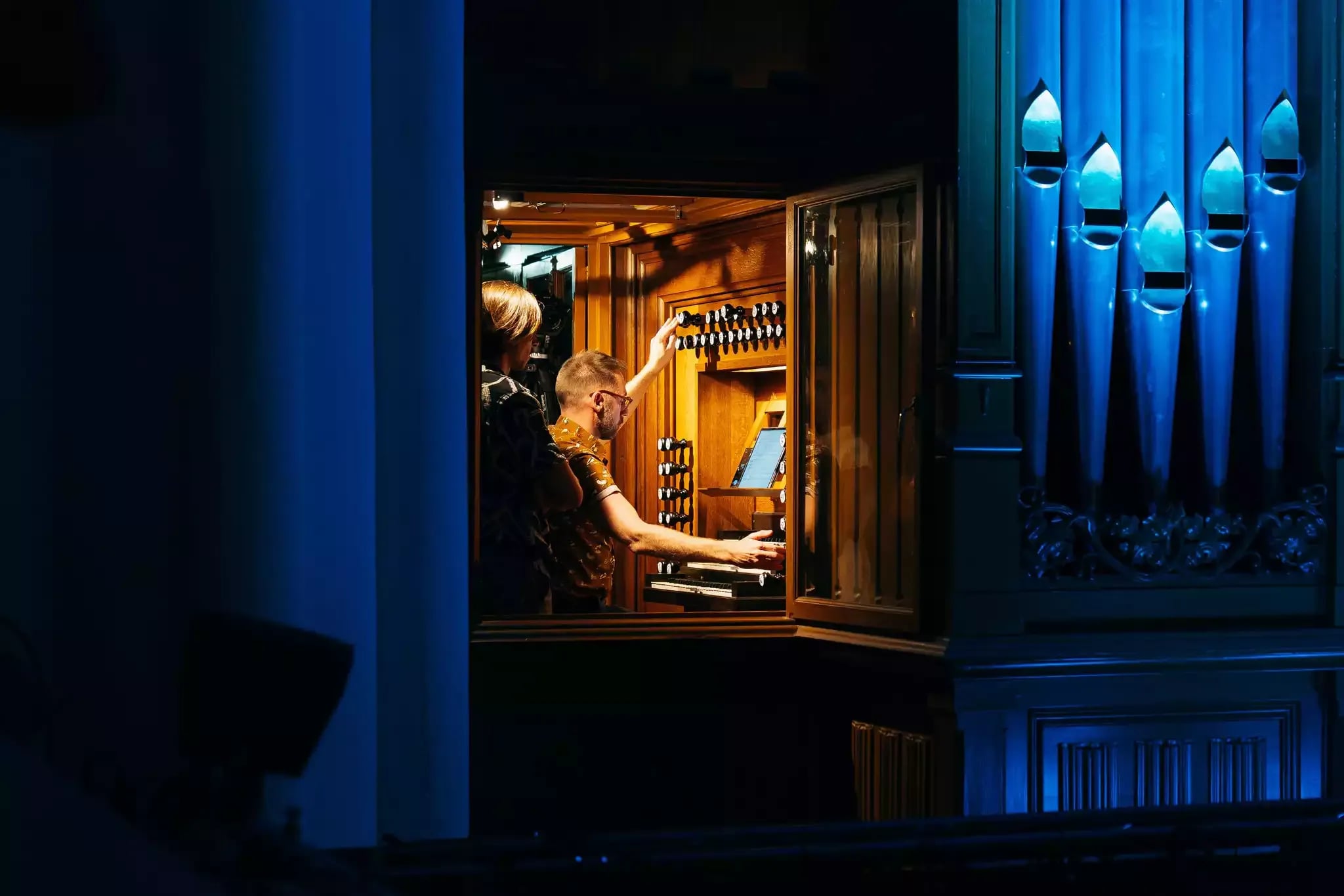 Trevor Grahl bespeelt het imposante orgel van Museum Speelklok. 			Foto: Almicheal Fraay.