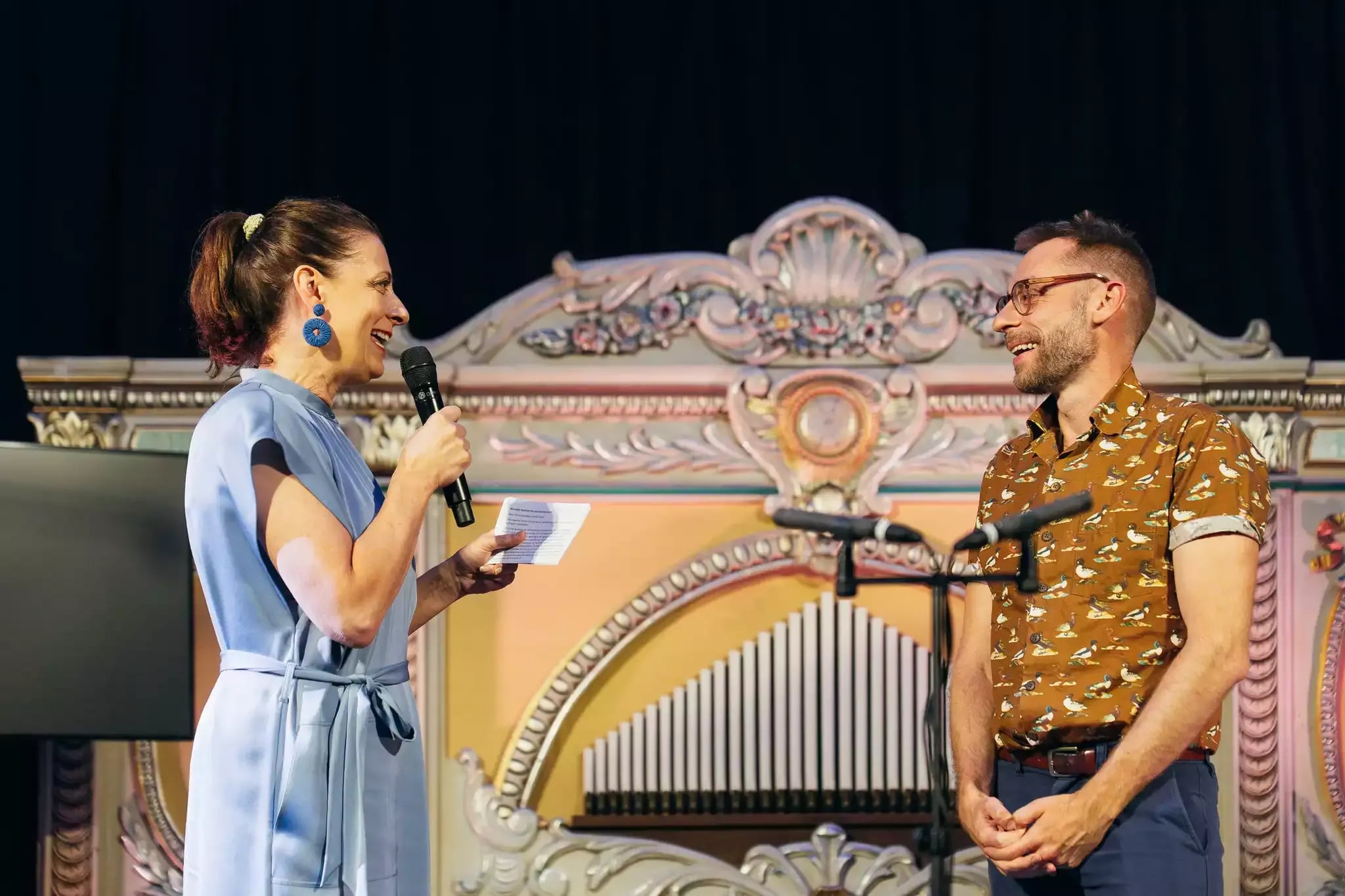 Viktorien van Hulst, directeur Fonds Podiumkunsten spreekt Trevor Grahl toe.	 Foto: Almicheal Fraay.